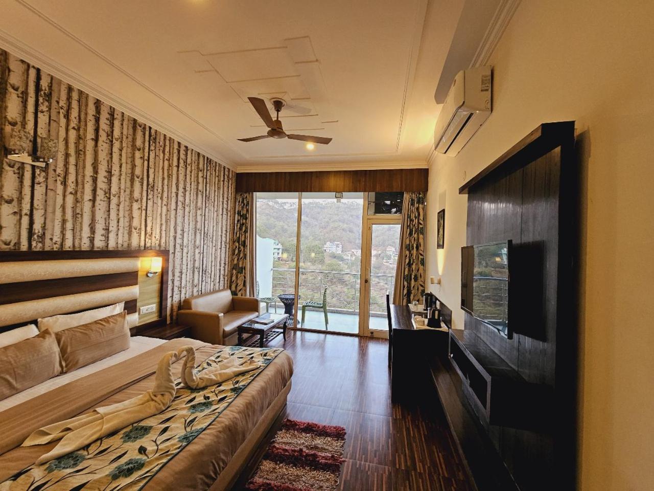 Hotel Kasauli View !! Balcony Rooms ! Terrace ! Restaurant ! Main Highway ! Garden !! Eksteriør billede