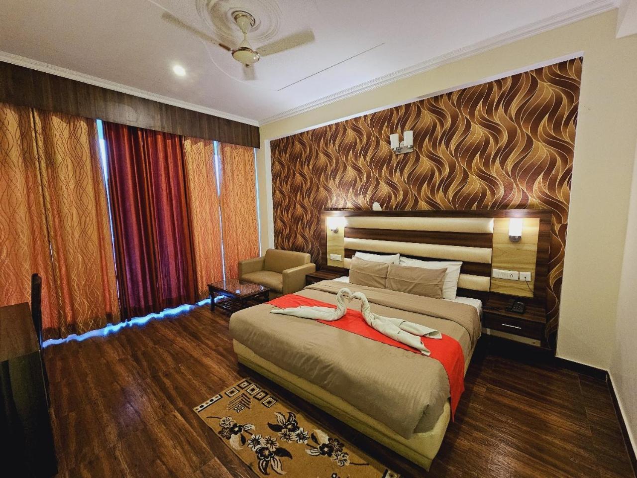 Hotel Kasauli View !! Balcony Rooms ! Terrace ! Restaurant ! Main Highway ! Garden !! Eksteriør billede