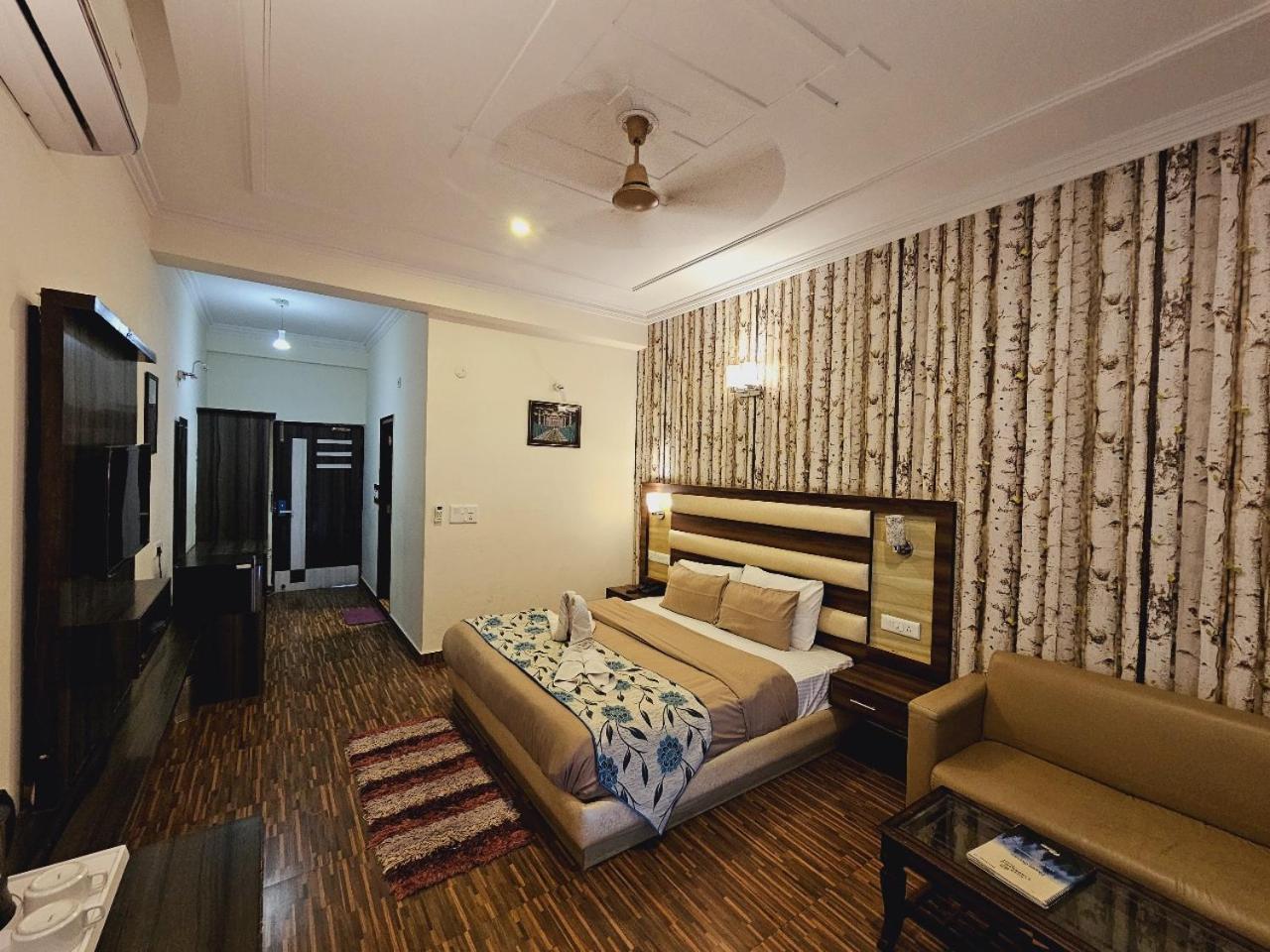 Hotel Kasauli View !! Balcony Rooms ! Terrace ! Restaurant ! Main Highway ! Garden !! Eksteriør billede